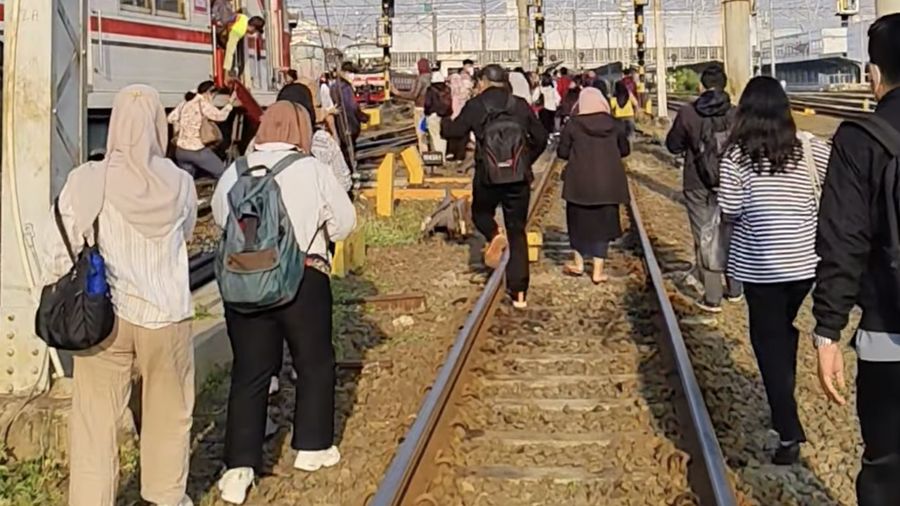 KRL anjlok di emplasemen Stasiun Jakarta Kota, Jakarta Barat, Selasa (5/8). (Tangkapan Layar Instagram via Rossa_Indah)