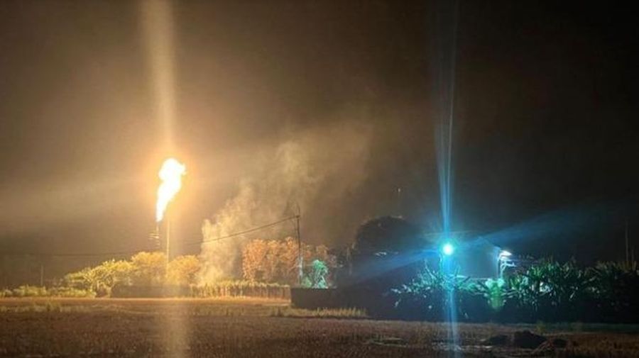 Ledakan menimbulkan kobaran api diduga terjadi di kawasan milik PT. Pertamina EP Regional 2 Zona 7 Field Kabupaten Subang, Selasa (5/2/2025) pagi. (Foto: Dok Polda Jabar/istimewa)