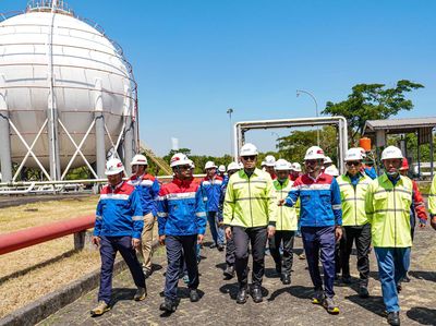 Dirut Pertamina Patra Niaga Cek Terminal LPG di Makassar