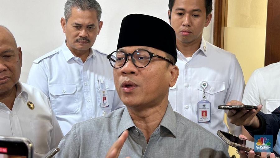 Menteri Desa dan Pembangunan Daerah Tertinggal (Mendes PDT) Yandri Susanto saat ditemui di kantor Kemenko Pangan, Jakarta, Selasa (5/8/2025). (CNBC Indonesia/Martyasari Rizky)