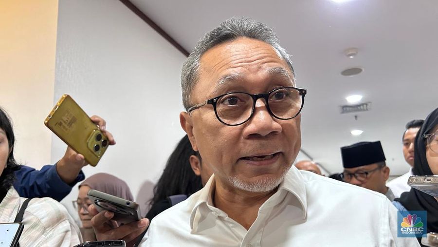 Menteri Koordinator Bidang Pangan, Zulkifli Hasan (Zulhas) saat ditemui di kantornya, Jakarta, Selasa (5/8/2025). (CNBC Indonesia/Martyasari Rizki)