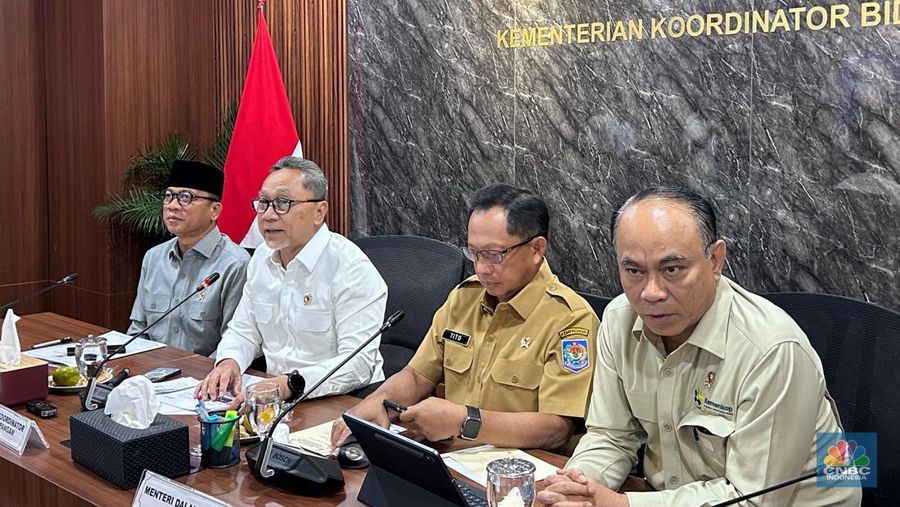 Menteri Koordinator bidang Pangan, Zulkifli Hasan (Zulhas) saat konferensi pers di kantornya, Jakarta, Selasa (5/8/2025). (CNBC Indonesia/Martyasari Rizky)