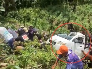 Pikap Gagal Nanjak Jatuh ke Jurang 20 Meter di Enrekang, Warga Evakuasi