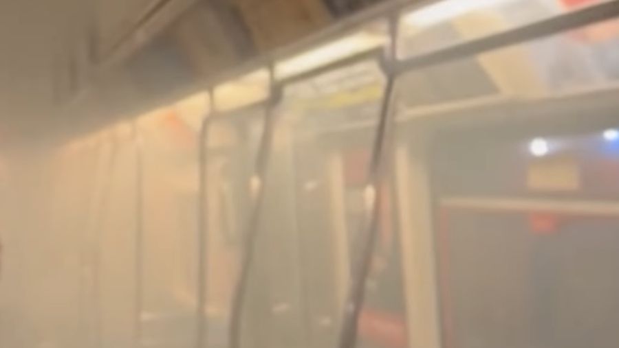 Para penumpang melarikan diri dari gerbong yang dipenuhi asap setelah kebakaran terjadi di bawah kereta di Stasiun Newport di Jersey City, AS. Tiga belas orang dirawat karena menghirup asap, sembilan di antaranya dilarikan ke rumah sakit. Kereta komuter PATH menghubungkan New Jersey dengan New York City. (Tangkapan Layar/Dok: Joseph Nikhil Reddy)
