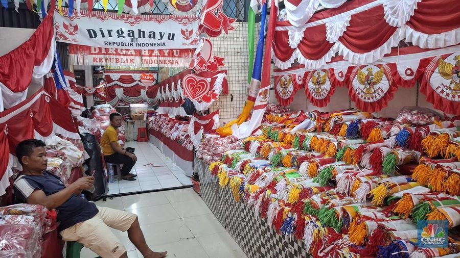 Pedagang bendera merah putih di kawasan Tanah Abang, Jakarta Pusat pada Selasa (5/8/2025). (CNBC Indonesia/Chandra Dwi Pranata)
