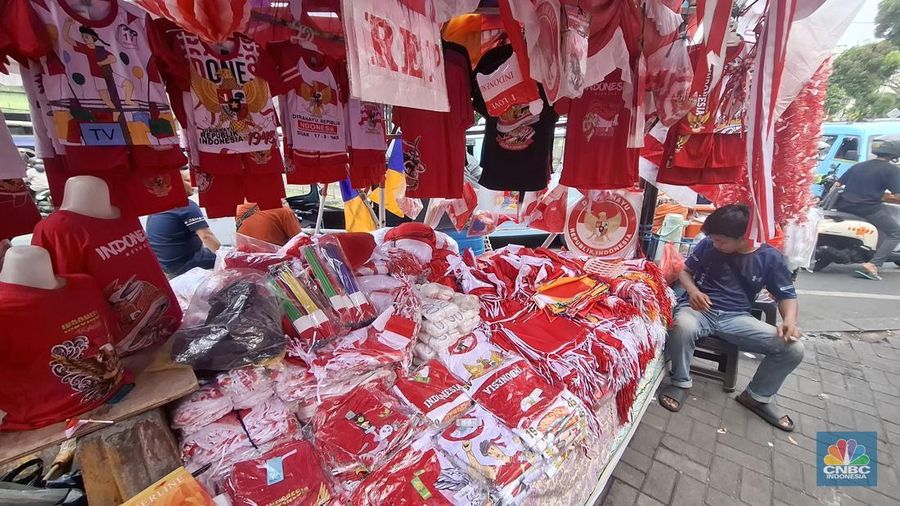 Pedagang bendera merah putih di kawasan Tanah Abang, Jakarta Pusat pada Selasa (5/8/2025). (CNBC Indonesia/Chandra Dwi Pranata)