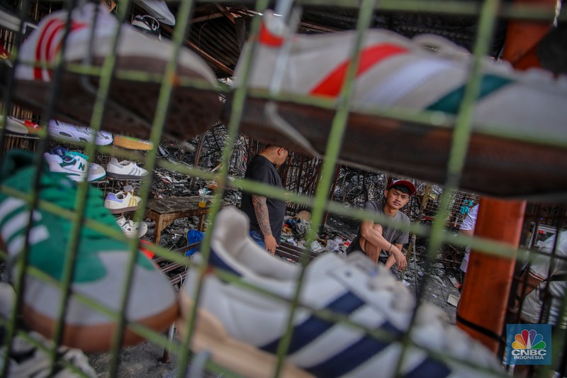 Pedagang menata dagangan pada lokasi bekas kebakaran di Pasar Taman Puring, Jakarta. Pedagang menata dagangan pada lokasi bekas kebakaran di Pasar Taman Puring, Jakarta, Selasa (5/8/2025). (CNBC Indonesia/Faisal Rahman)