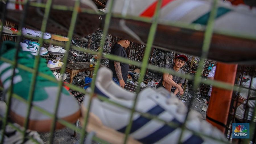 Pedagang menata dagangan pada lokasi bekas kebakaran di Pasar Taman Puring, Jakarta. Pedagang menata dagangan pada lokasi bekas kebakaran di Pasar Taman Puring, Jakarta, Selasa (5/8/2025). (CNBC Indonesia/Faisal Rahman)