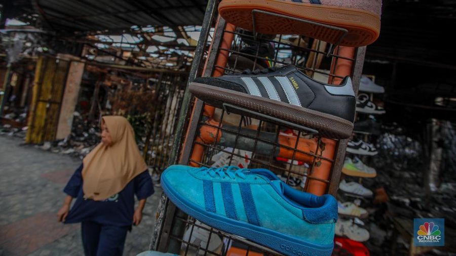 Pedagang menata dagangan pada lokasi bekas kebakaran di Pasar Taman Puring, Jakarta. Pedagang menata dagangan pada lokasi bekas kebakaran di Pasar Taman Puring, Jakarta, Selasa (5/8/2025). (CNBC Indonesia/Faisal Rahman)