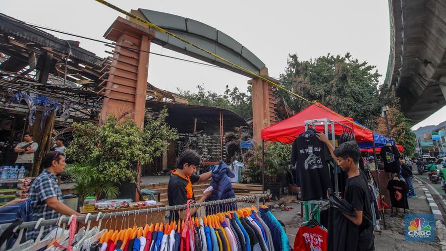 Pedagang menata dagangan pada lokasi bekas kebakaran di Pasar Taman Puring, Jakarta. Pedagang menata dagangan pada lokasi bekas kebakaran di Pasar Taman Puring, Jakarta, Selasa (5/8/2025). (CNBC Indonesia/Faisal Rahman)