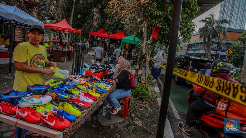 Pedagang menata dagangan pada lokasi bekas kebakaran di Pasar Taman Puring, Jakarta. Pedagang menata dagangan pada lokasi bekas kebakaran di Pasar Taman Puring, Jakarta, Selasa (5/8/2025). (CNBC Indonesia/Faisal Rahman)