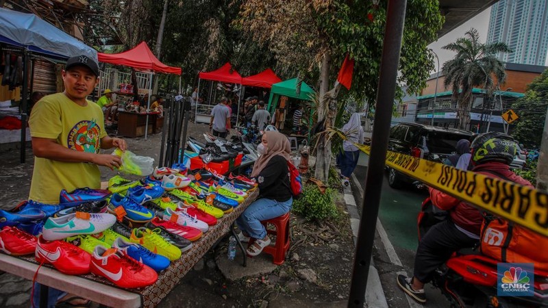 Pedagang menata dagangan pada lokasi bekas kebakaran di Pasar Taman Puring, Jakarta, Selasa (5/8/2025). (CNBC Indonesia/Faisal Rahman)