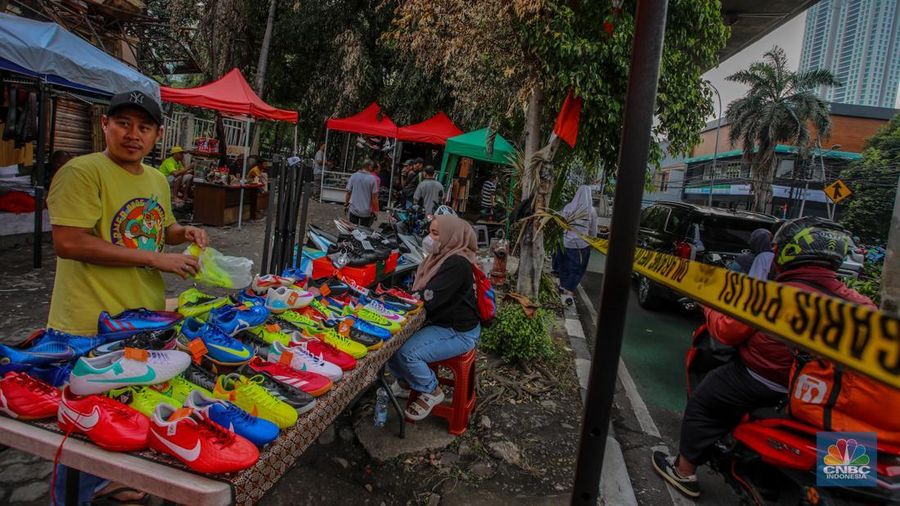 Pedagang menata dagangan pada lokasi bekas kebakaran di Pasar Taman Puring, Jakarta. Pedagang menata dagangan pada lokasi bekas kebakaran di Pasar Taman Puring, Jakarta, Selasa (5/8/2025). (CNBC Indonesia/Faisal Rahman)