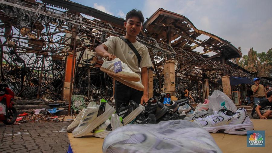 Pedagang menata dagangan pada lokasi bekas kebakaran di Pasar Taman Puring, Jakarta, Selasa (5/8/2025). (CNBC Indonesia/Faisal Rahman)