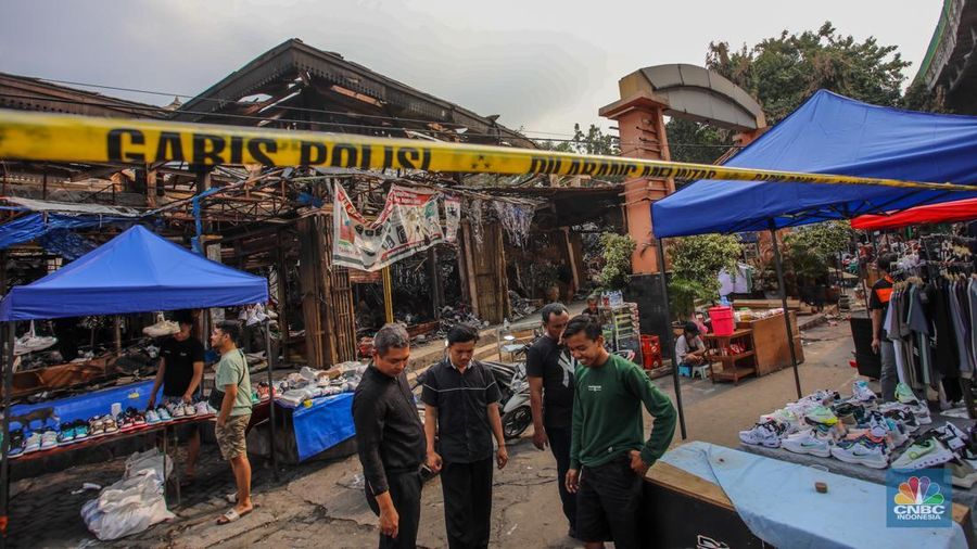 Pedagang menata dagangan pada lokasi bekas kebakaran di Pasar Taman Puring, Jakarta, Selasa (5/8/2025). (CNBC Indonesia/Faisal Rahman)