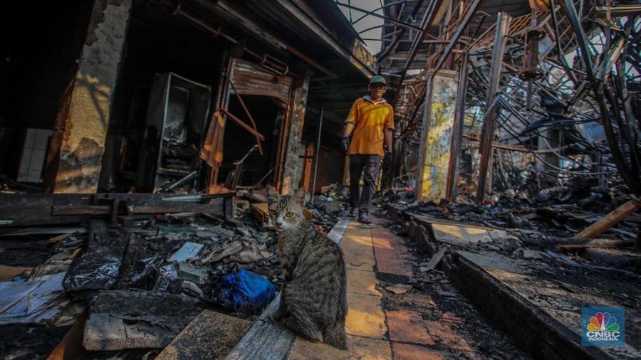 Pedagang menata dagangan pada lokasi bekas kebakaran di Pasar Taman Puring, Jakarta, Selasa (5/8/2025). (CNBC Indonesia/Faisal Rahman)