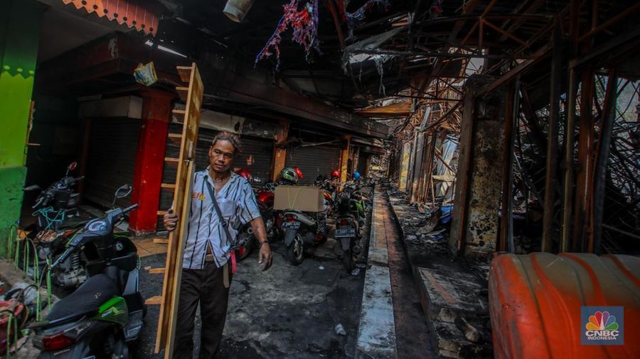 Pedagang menata dagangan pada lokasi bekas kebakaran di Pasar Taman Puring, Jakarta. Pedagang menata dagangan pada lokasi bekas kebakaran di Pasar Taman Puring, Jakarta, Selasa (5/8/2025). (CNBC Indonesia/Faisal Rahman)