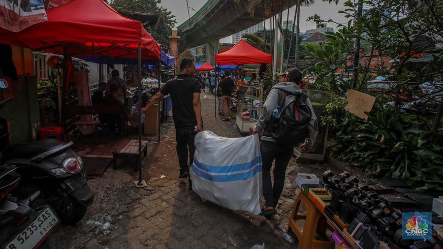 Pedagang menata dagangan pada lokasi bekas kebakaran di Pasar Taman Puring, Jakarta. Pedagang menata dagangan pada lokasi bekas kebakaran di Pasar Taman Puring, Jakarta, Selasa (5/8/2025). (CNBC Indonesia/Faisal Rahman)