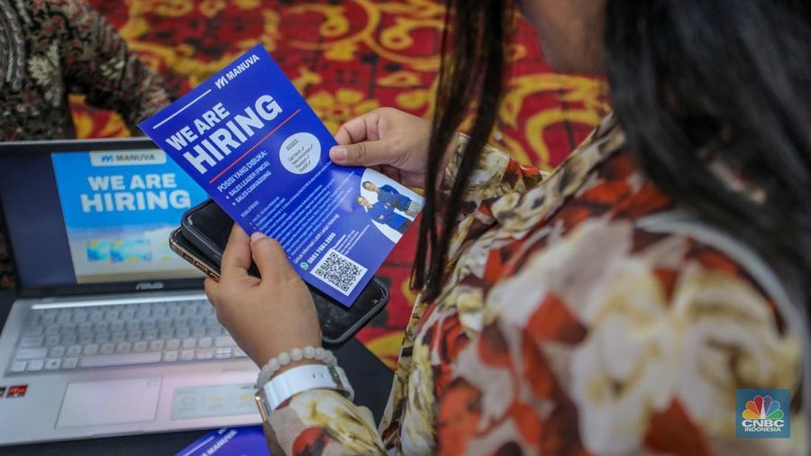 Pencari kerja mencari informasi lowongan pekerjaan dalam acara JobCity Job Fair (JCJF) 2025 di Gedung SMESCO, Jakarta, Selasa (5/8/2025). (CNBC Indonesia/Faisal Rahman)