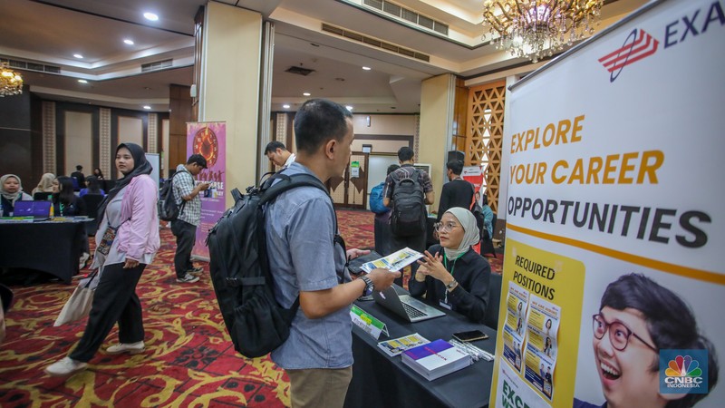 Pencari kerja mencari informasi lowongan pekerjaan dalam acara JobCity Job Fair (JCJF) 2025 di Gedung SMESCO, Jakarta, Selasa (5/8/2025). (CNBC Indonesia/Faisal Rahman) Pencari kerja mencari informasi lowongan pekerjaan dalam acara JobCity Job Fair (JCJF) 2025 di Gedung SMESCO, Jakarta, Selasa (5/8/2025). (CNBC Indonesia/Faisal Rahman)