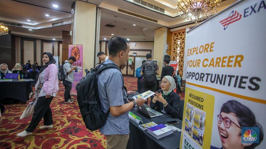 Pencari kerja mencari informasi lowongan pekerjaan dalam acara JobCity Job Fair (JCJF) 2025 di Gedung SMESCO, Jakarta, Selasa (5/8/2025). (CNBC Indonesia/Faisal Rahman)