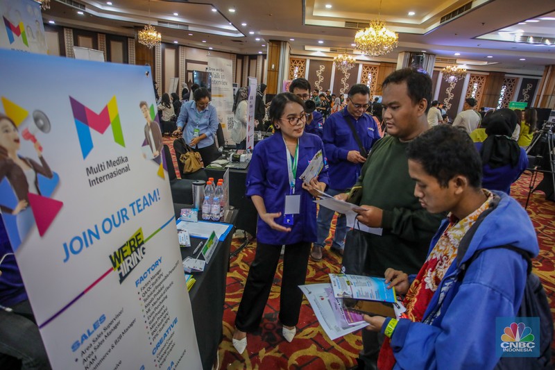Pencari kerja mencari informasi lowongan pekerjaan dalam acara JobCity Job Fair (JCJF) 2025 di Gedung SMESCO, Jakarta, Selasa (5/8/2025). (CNBC Indonesia/Faisal Rahman) Pencari kerja mencari informasi lowongan pekerjaan dalam acara JobCity Job Fair (JCJF) 2025 di Gedung SMESCO, Jakarta, Selasa (5/8/2025). (CNBC Indonesia/Faisal Rahman)