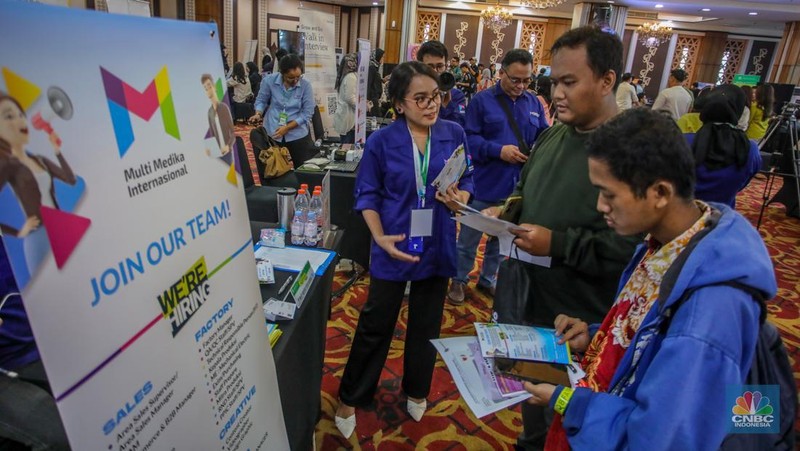 Pencari kerja mencari informasi lowongan pekerjaan dalam acara JobCity Job Fair (JCJF) 2025 di Gedung SMESCO, Jakarta, Selasa (5/8/2025). (CNBC Indonesia/Faisal Rahman)