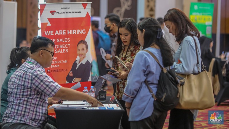 Pencari kerja mencari informasi lowongan pekerjaan dalam acara JobCity Job Fair (JCJF) 2025 di Gedung SMESCO, Jakarta, Selasa (5/8/2025). (CNBC Indonesia/Faisal Rahman) Pencari kerja mencari informasi lowongan pekerjaan dalam acara JobCity Job Fair (JCJF) 2025 di Gedung SMESCO, Jakarta, Selasa (5/8/2025). (CNBC Indonesia/Faisal Rahman)