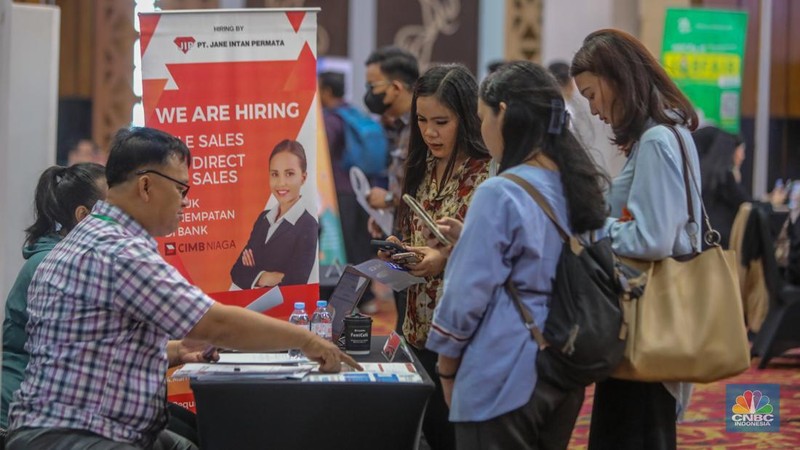 Pencari kerja mencari informasi lowongan pekerjaan dalam acara JobCity Job Fair (JCJF) 2025 di Gedung SMESCO, Jakarta, Selasa (5/8/2025). (CNBC Indonesia/Faisal Rahman)