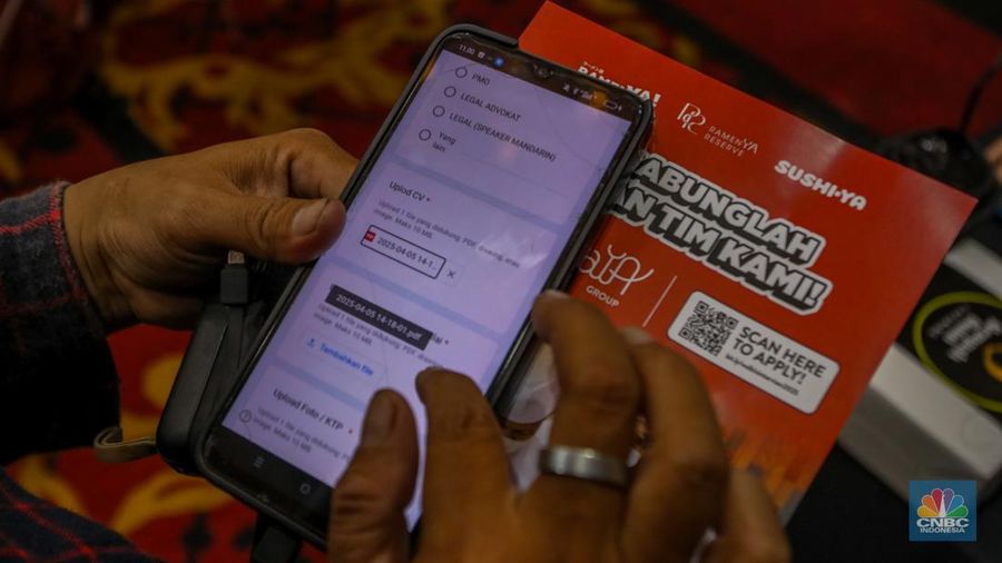Pencari kerja mencari informasi lowongan pekerjaan dalam acara JobCity Job Fair (JCJF) 2025 di Gedung SMESCO, Jakarta, Selasa (5/8/2025). (CNBC Indonesia/Faisal Rahman)