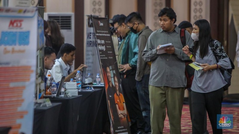 Pencari kerja mencari informasi lowongan pekerjaan dalam acara JobCity Job Fair (JCJF) 2025 di Gedung SMESCO, Jakarta, Selasa (5/8/2025). (CNBC Indonesia/Faisal Rahman)