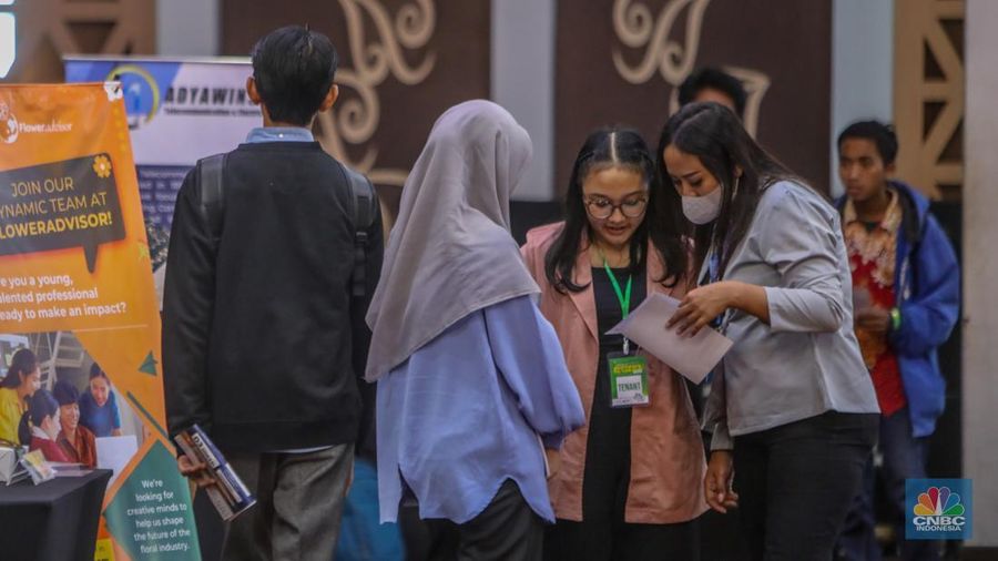 Pencari kerja mencari informasi lowongan pekerjaan dalam acara JobCity Job Fair (JCJF) 2025 di Gedung SMESCO, Jakarta, Selasa (5/8/2025). (CNBC Indonesia/Faisal Rahman)