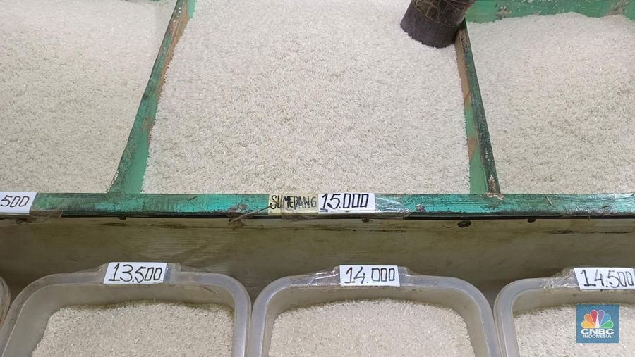 Penjualan beras si Pasar Rumput, 4 Agustus 2025. (CNBC Indonesia/Martyasari Rizki)