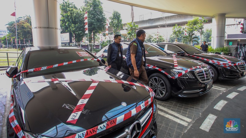 Petugas melihat mobil sitaan milik raja minyak Riza Chalid yang terparkir di Gedung Jampidsus, Kejaksaan Agung (Kejagung), Jakarta. Petugas melihat mobil sitaan milik raja minyak Riza Chalid yang terparkir di Gedung Jampidsus, Kejaksaan Agung (Kejagung), Jakarta, Selasa (5/8/2025). (CNBC Indonesia/Faisal Rahman)