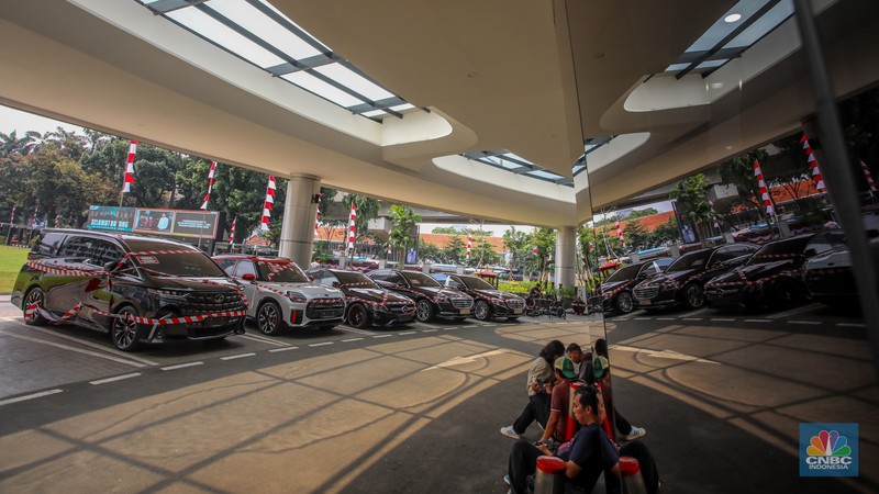 Petugas melihat mobil sitaan milik raja minyak Riza Chalid yang terparkir di Gedung Jampidsus, Kejaksaan Agung (Kejagung), Jakarta. Petugas melihat mobil sitaan milik raja minyak Riza Chalid yang terparkir di Gedung Jampidsus, Kejaksaan Agung (Kejagung), Jakarta, Selasa (5/8/2025). (CNBC Indonesia/Faisal Rahman)