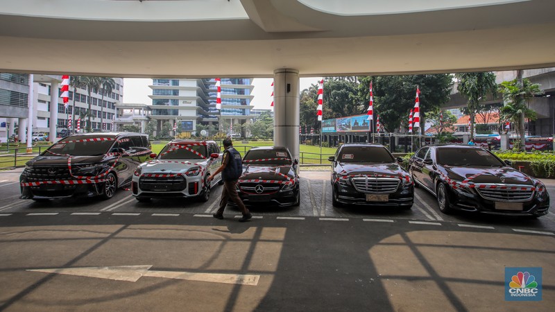 Petugas melihat mobil sitaan milik raja minyak Riza Chalid yang terparkir di Gedung Jampidsus, Kejaksaan Agung (Kejagung), Jakarta. Petugas melihat mobil sitaan milik raja minyak Riza Chalid yang terparkir di Gedung Jampidsus, Kejaksaan Agung (Kejagung), Jakarta, Selasa (5/8/2025). (CNBC Indonesia/Faisal Rahman)
