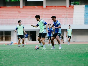Van Gastel Tak Sabar Pimpin PSIM Tantang Persebaya Surabaya
