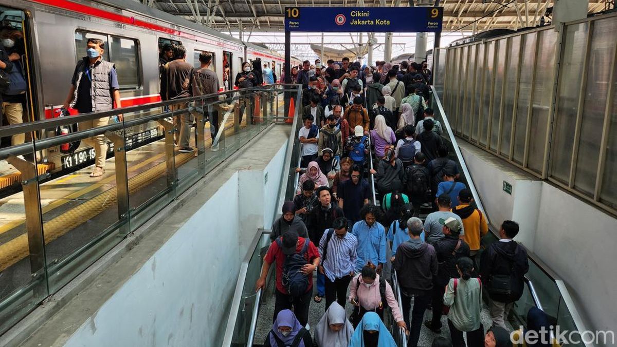 6 Penumpang KRL Terjebak dalam Lift Stasiun Manggarai, Petugas Evakuasi — NadiKabar.com