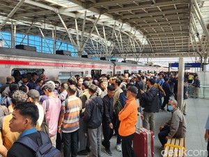 Cerita Pekerja Telat Ngantor gegara Tertahan di Manggarai Imbas KRL Anjlok