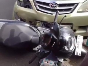Pemotor Bonceng Istri-2 Anak Tabrakan dengan Mobil di Mamuju, Balita Tewas