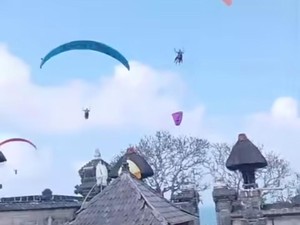 Viral Paralayang di Atas Pura Gunung Payung, Ternyata...