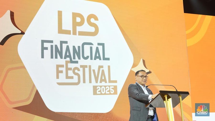 Sejumlah pengunjung mulai memadati Dyandra Convention Center untuk mengikuti acara LPS Financial Festival 2025 di Surabaya, Jawa Timur, Rabu (6/8/2025). (CNBC Indonesia/Tias Budiarto)