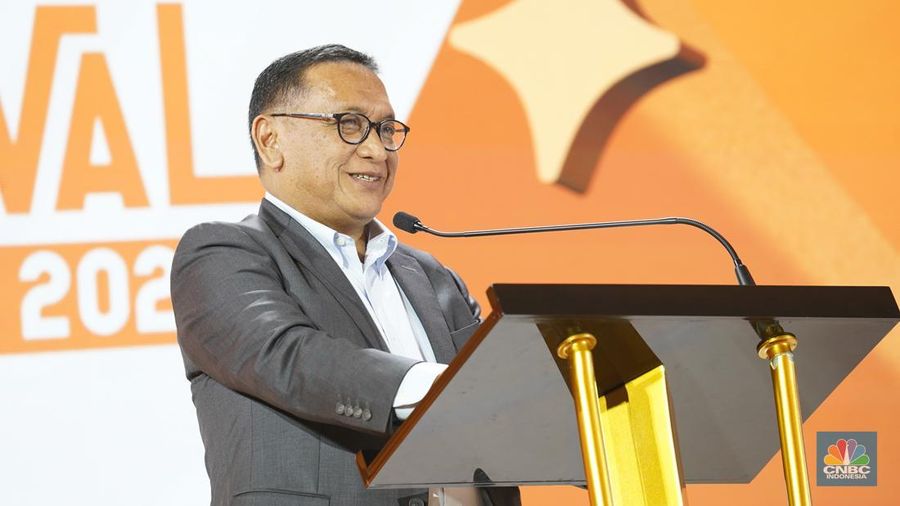 Anggota Dewan Komisioner LPS Bidang Program Penjaminan Simpanan Dan Resolusi Bank, Didik Madiyono menyampaikan paparan dalam acara LPS Financial Festival 2025 di Dyandra Convention Center, Surabaya, Jawa Timur, Rabu (6/8/2025). (CNBC Indonesia/Tias Budiarto)