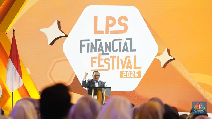 Anggota Dewan Komisioner LPS Bidang Program Penjaminan Simpanan Dan Resolusi Bank, Didik Madiyono menyampaikan paparan dalam acara LPS Financial Festival 2025 di Dyandra Convention Center, Surabaya, Jawa Timur, Rabu (6/8/2025). (CNBC Indonesia/Tias Budiarto)