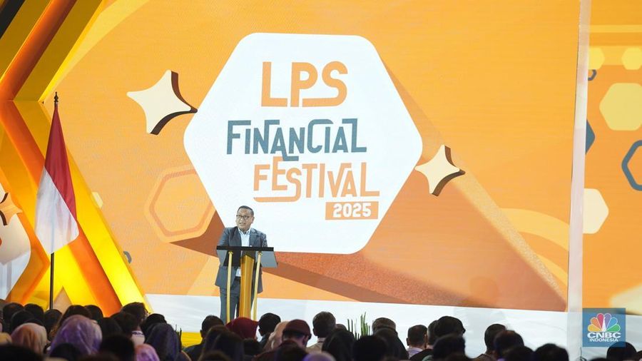 Anggota Dewan Komisioner LPS Bidang Program Penjaminan Simpanan Dan Resolusi Bank, Didik Madiyono menyampaikan paparan dalam acara LPS Financial Festival 2025 di Dyandra Convention Center, Surabaya, Jawa Timur, Rabu (6/8/2025). (CNBC Indonesia/Tias Budiarto)