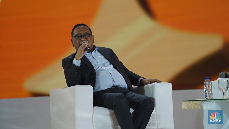 Anggota Dewan Komisioner LPS Bidang Program Penjaminan Simpanan Dan Resolusi Bank, Didik Madiyono menyampaikan paparan dalam acara LPS Financial Festival 2025 di Dyandra Convention Center, Surabaya, Jawa Timur, Rabu (6/8/2025). (CNBC Indoensia/Tias Budiarto)