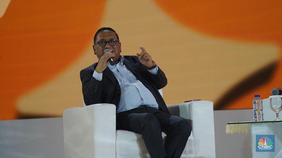 Anggota Dewan Komisioner LPS Bidang Program Penjaminan Simpanan Dan Resolusi Bank, Didik Madiyono menyampaikan paparan dalam acara LPS Financial Festival 2025 di Dyandra Convention Center, Surabaya, Jawa Timur, Rabu (6/8/2025). (CNBC Indoensia/Tias Budiarto)