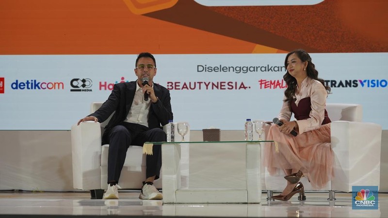 Artis, presenter sekaligus pebisnis, Raffi Ahmad menyampaikan paparan dalam acara LPS Financial Festival 2025 di Dyandra Convention Center, Surabaya, Jawa Timur, Rabu (6/8/2025). (CNBC Indonesia/Tias Budiarto)