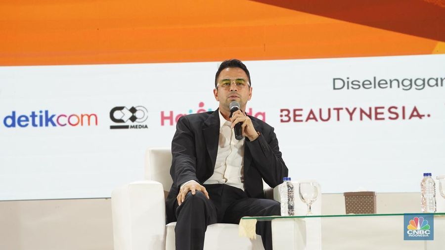 Artis, presenter sekaligus pebisnis, Raffi Ahmad menyampaikan paparan dalam acara LPS Financial Festival 2025 di Dyandra Convention Center, Surabaya, Jawa Timur. Artis, presenter sekaligus pebisnis, Raffi Ahmad menyampaikan paparan dalam acara LPS Financial Festival 2025 di Dyandra Convention Center, Surabaya, Jawa Timur, Rabu (6/8/2025). (CNBC Indonesia/Tias Budiarto)