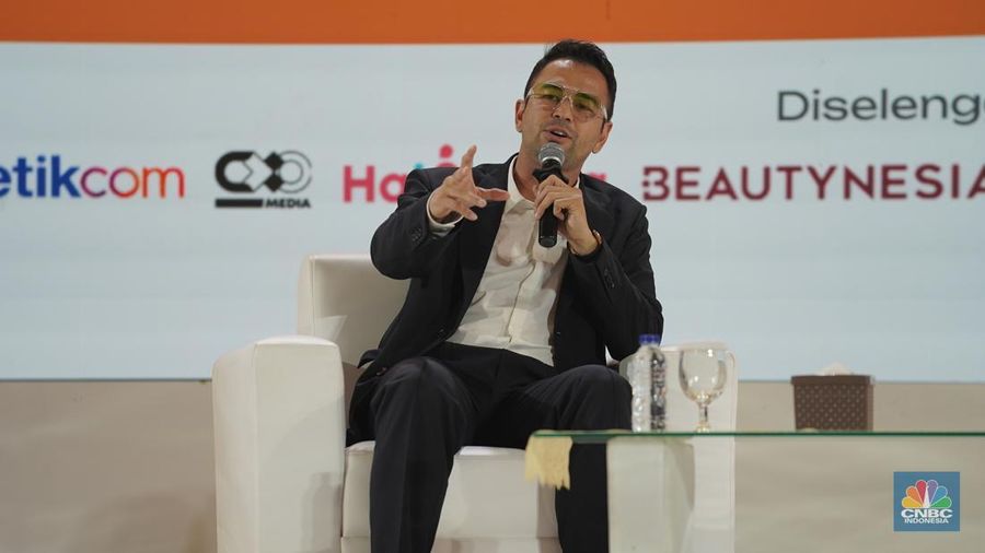 Artis, presenter sekaligus pebisnis, Raffi Ahmad menyampaikan paparan dalam acara LPS Financial Festival 2025 di Dyandra Convention Center, Surabaya, Jawa Timur, Rabu (6/8/2025). (CNBC Indonesia/Tias Budiarto)